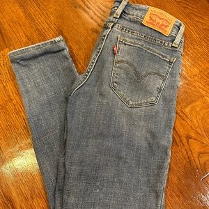 Levi skinny jean.